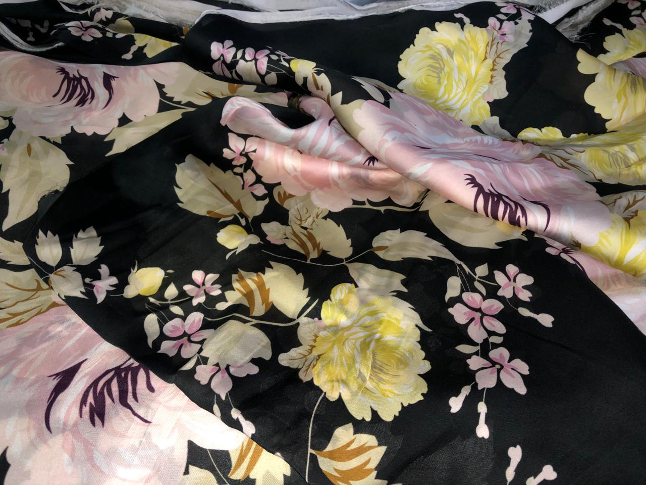 VISCOSE TWILL DIGITAL  fabric print 56" wide BEAUTIFULL PASTEL COLOR FLOWERS [17146]